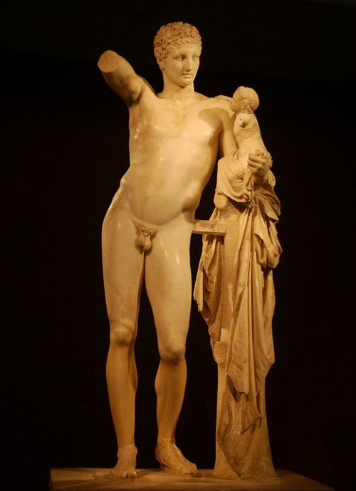 Được trưng bày tại viện bảo tàng khảo cổ Olympia, Hy Lạp, "Hermes and the Infant Dionysus", hay còn được biết đến với cái tên "The Hermes of Olympus", là một trong những bức tượng nổi tiếng nhất thế giới.