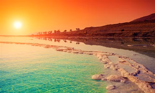 Nước Biển Chết được biết đến rộng rãi có khả năng chữa bệnh. Nguyên do là vì lượng bào tử vi khuẩn trong hồ nước mặn này cực thấp và không có chất gây dị ứng.