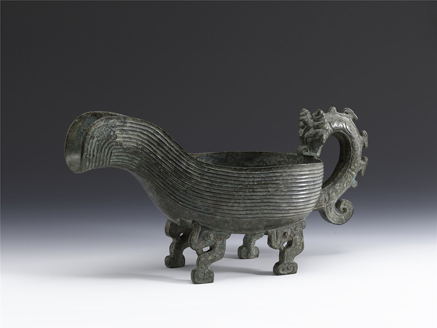 Một chiếc cốc uống rượu bằng đồng của người Trung Quốc có niên đại hàng ngàn năm tuổi.