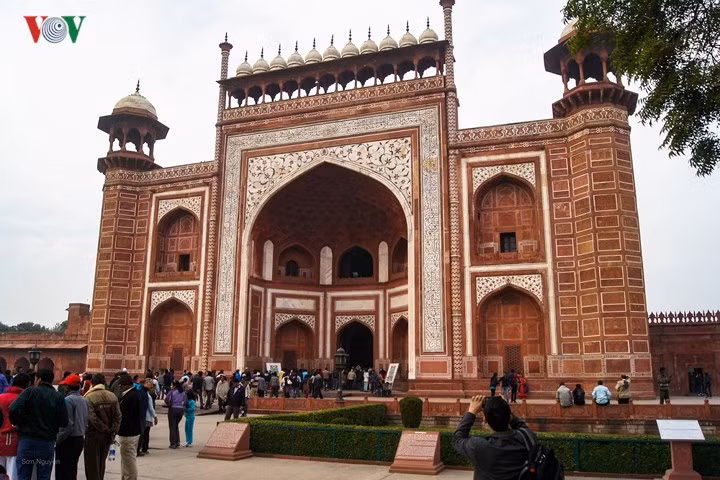 Cổng chính vào khu đền mang đậm nét đặc trưng kiến trúc Mughal – tổng hợp của các phong cách kiến trúc Hồi giáo, Hindu, Trung Á…