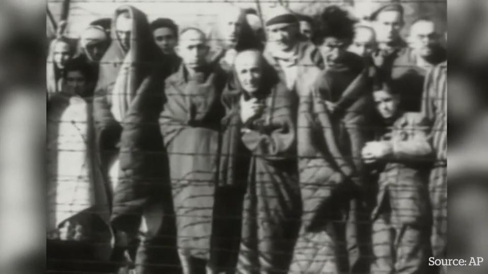 Wilhelm Brasse, người qua đời vào năm 2012 và cũng bị giam cầm cùng với Kwoka ở Auschwitz, từng tiết lộ rằng người lính canh đã đánh cô bé tội nghiệp trên bằng một chiếc gậy.