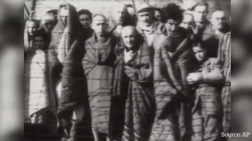 Wilhelm Brasse, người qua đời vào năm 2012 và cũng bị giam cầm cùng với Kwoka ở Auschwitz, từng tiết lộ rằng người lính canh đã đánh cô bé tội nghiệp trên bằng một chiếc gậy.