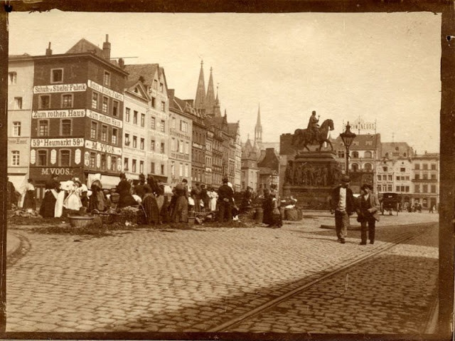 Người dân mua sắm lương thực, thực phẩm tại khu chợ ở Cologne.