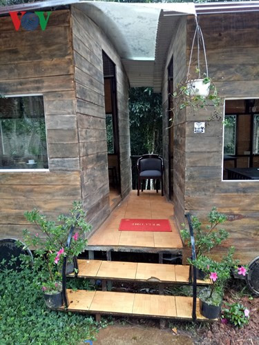 Không gian quán rộng thoáng, hòa mình vào phong cảnh thiên nhiên.