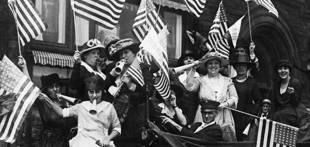 Trong khuôn khổ hội nghị, Chủ tịch Clara Zetkin đưa ra đề nghị chọn một ngày quốc tế phụ nữ để nhớ ơn những phụ nữ đã dũng cảm đứng lên đấu tranh đòi quyền lợi cho mình.