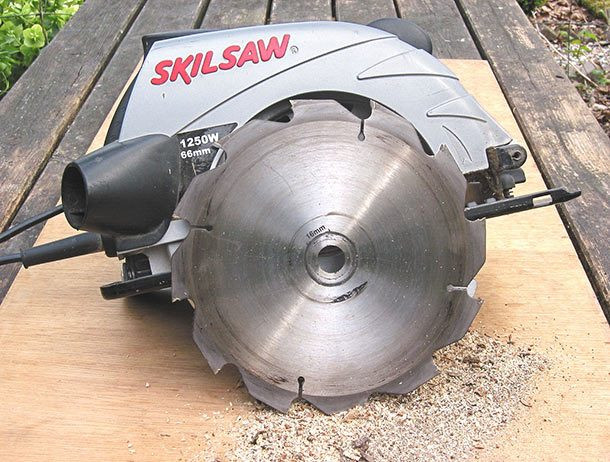 Sau khi sát hại thầy giáo, Emelyannikov chụp ảnh bên cạnh thi thể của nạn nhân trước khi tự sát bằng chiếc máy cưa vòng cầm tay.