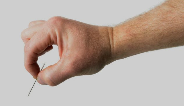 Chích vật nhọn vào ngón tay để kiểm tra một người chết hay chưa cũng từng được sử dụng khá phổ biến vào những năm 1800 - 1900.