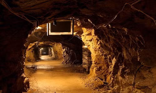 Có giả thuyết suy đoán công trình này được xây dựng để kết nối đến trụ sở làm việc dưới mặt đất của Hitler.