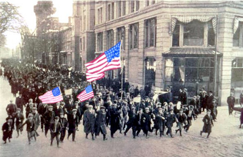 Cụ thể, vào ngày 8/3/1857, các nữ công nhân ngành dệt ở Mỹ tổ chức đấu tranh, phản đối những điều kiện làm việc khó khăn và tồi tàn của họ tại nhà máy ở thành phố New York.