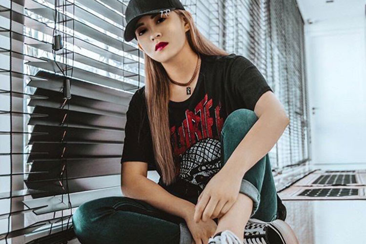 Sabrina Ho sở hữu nhiều món đồ hiệu đắt tiền, thường xuyên có cơ hội gặp gỡ các ngôi sao nổi tiếng Hollywood. Ví dụ như Leonardo DiCaprio…Cô nàng sở hữu phong cách đời thường cực cá tính, "chất chơi".