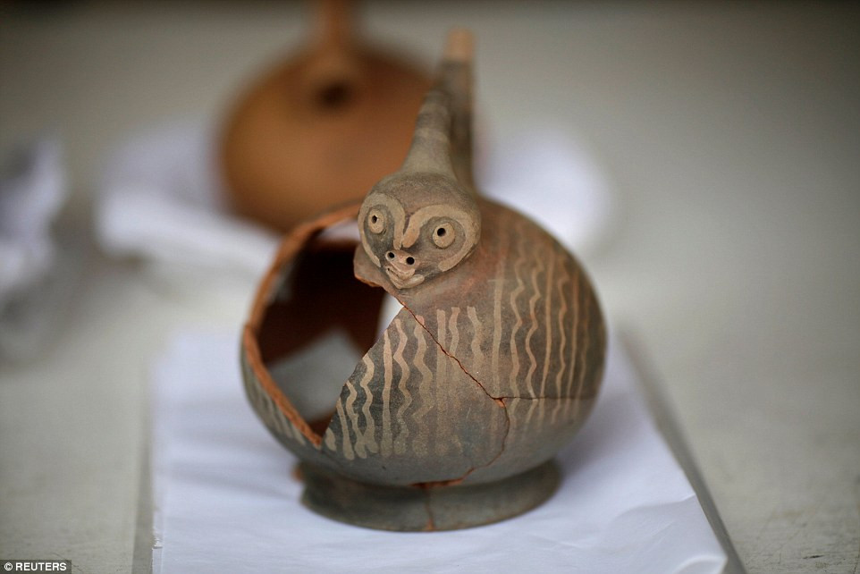 Trong số này, một số chiếc bình gốm được cho là có trước khi diễn ra những nghi lễ hiến tế trẻ em của người Chimu.