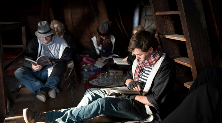 Theo Telegraph, sau khi trả 280 euro, học viên sẽ được cung cấp chỗ ở và các bữa ăn, áo choàng và trang phục cũng như sách học.