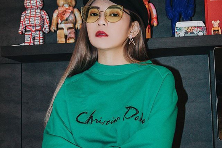 Sabrina Ho là con gái của tỷ phú cùng người vợ thứ tư. Cô nàng xinh đẹp này sinh năm 1990, hiện dang là CEO của công ty Poly Auction Macau Ltd.