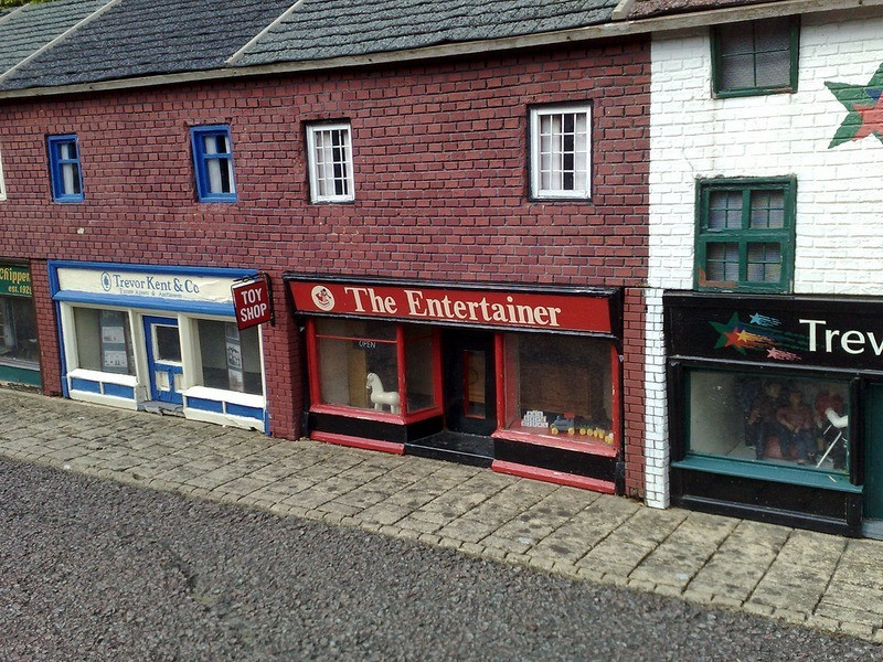 Sau khi hoàn thành, ngôi làng Bekonscot đã thu hút rất đông du khách tham quan.