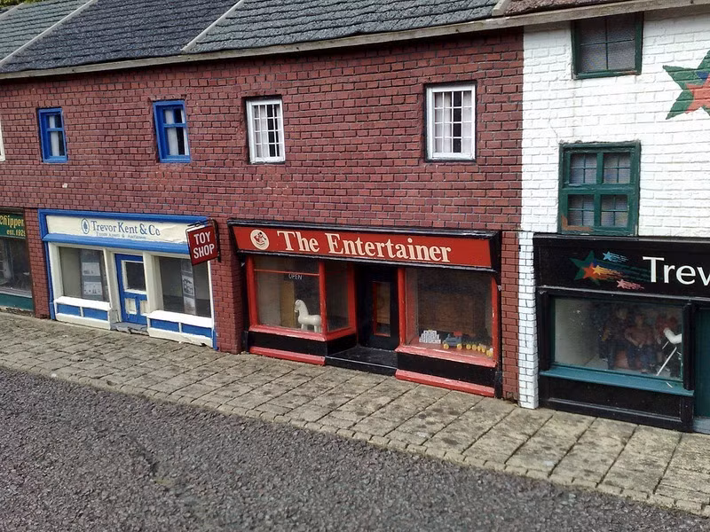 Sau khi hoàn thành, ngôi làng Bekonscot đã thu hút rất đông du khách tham quan.