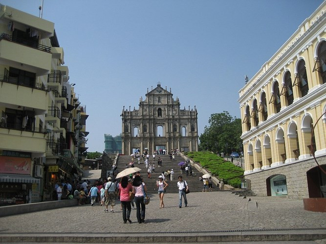 Hầu hết nhà thờ được xây bằng gỗ, nhưng nó có một mặt tiền tuyệt đẹp được xây bằng khối đá granit.