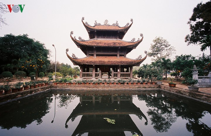 Chùa Nôm còn có tên gọi khác là "Linh Thông cổ tự". Hiện vẫn chưa xác định được niên đại đầu tiên khi xây chùa mà chỉ được biết rằng chùa được xây dựng từ hàng trăm năm trước.