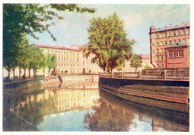 Kênh đào Griboedov ở Leningrad uốn lượn quanh khu vực dân cư.