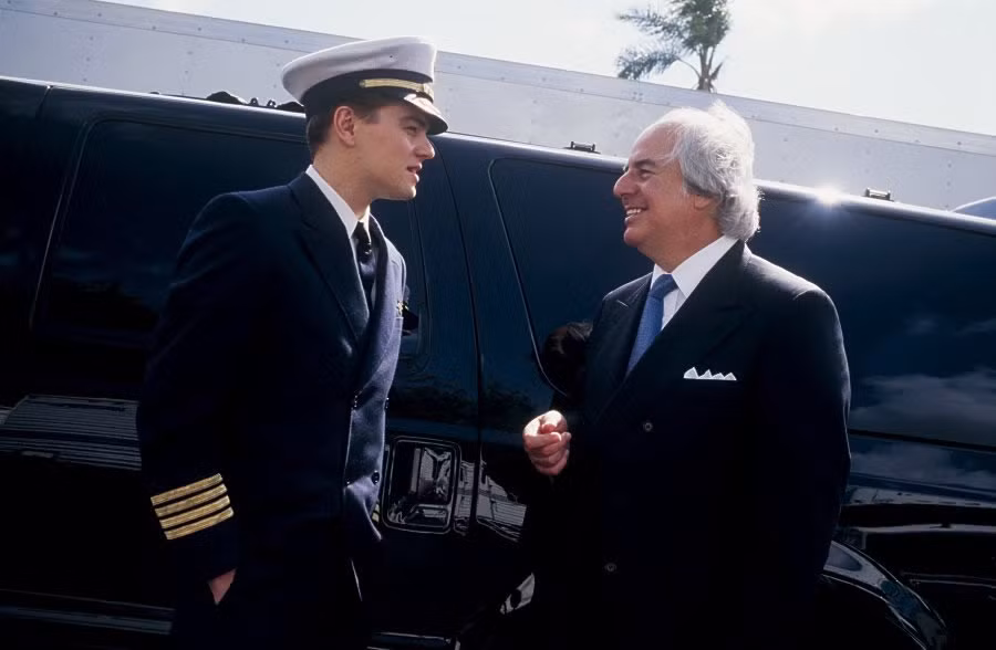 Bộ phim trên dựa trên câu chuyện có thật về Frank Abagnale - kẻ thực hiện nhiều vụ lừa đảo gây chấn động thế giới.