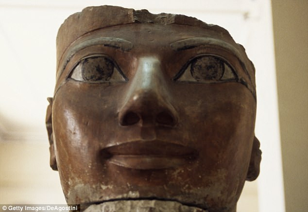 Trên tác phẩm điêu khắc trên, các chuyên gia cũng phát hiện những chữ tượng hình và biểu tượng hình con rắn trên trán chỉ ra rằng người này là một pharaoh. Đặc biệt, những dòng chữ trên trán tiết lộ người này là một phụ nữ.