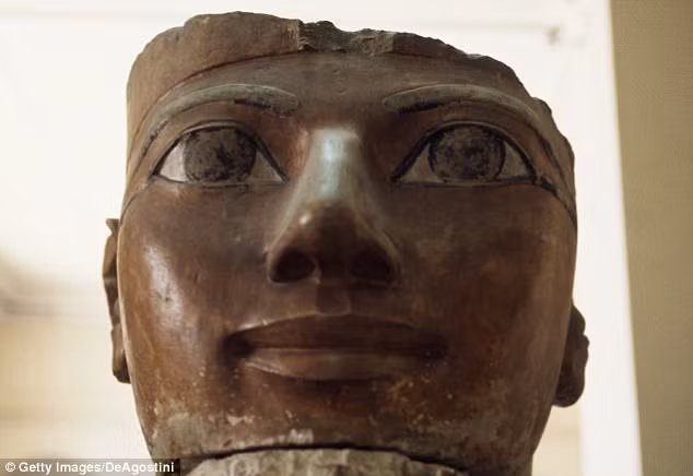 Trên tác phẩm điêu khắc trên, các chuyên gia cũng phát hiện những chữ tượng hình và biểu tượng hình con rắn trên trán chỉ ra rằng người này là một pharaoh. Đặc biệt, những dòng chữ trên trán tiết lộ người này là một phụ nữ.