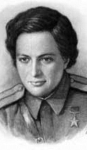 Ban đầu, bà bị quân đội Liên Xô từ chối vì là nữ giới. Tuy nhiên, sau đó bà đã được quân đội nhận vào làm nhiệm vụ.