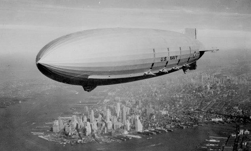 Tàu bay USS Macon hoạt động trên bầu trời New York.