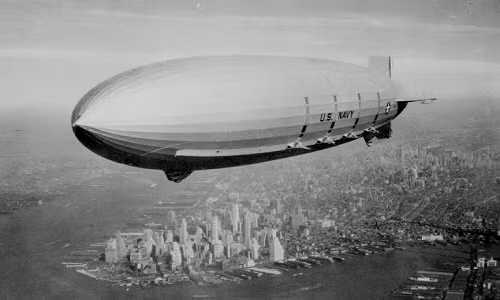 Tàu bay USS Macon hoạt động trên bầu trời New York.