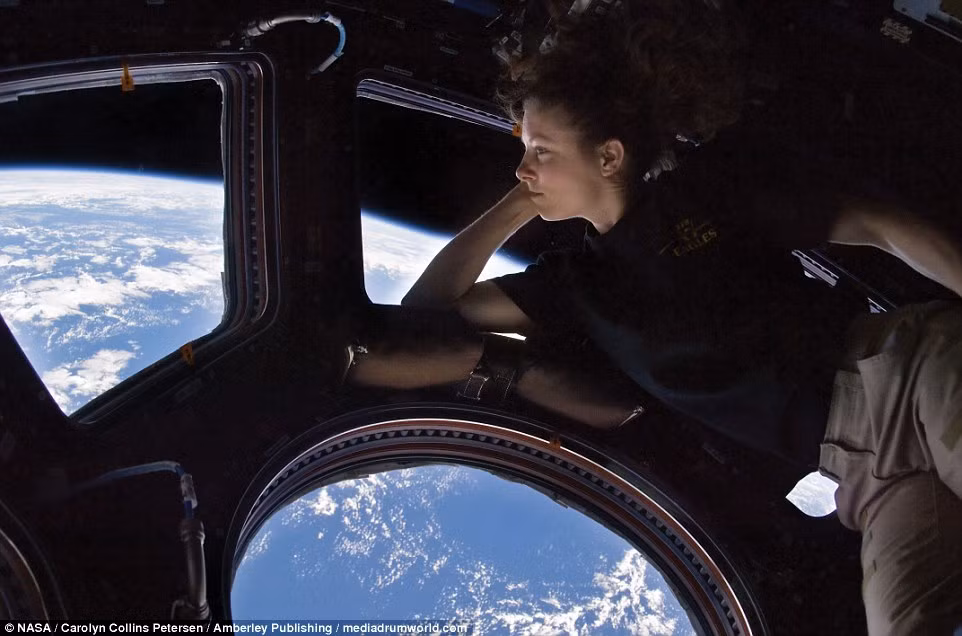 Phi hành gia Tracey Caldwell Dyson của NASA nhìn qua một cửa sổ trong Cupola của Trạm Không gian Quốc tế (ISS). ISS là phòng thí nghiệm không gian trị giá 100 tỷ USD được 15 quốc gia cùng sở hữu và vận hành.