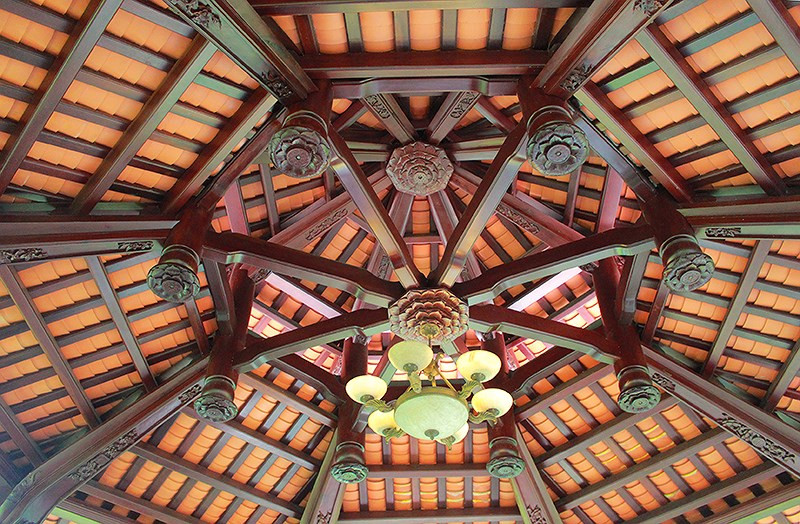 Mái của nhà mồ được làm chắc chắn phủ sơn.