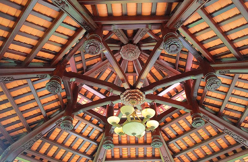 Mái của nhà mồ được làm chắc chắn phủ sơn.