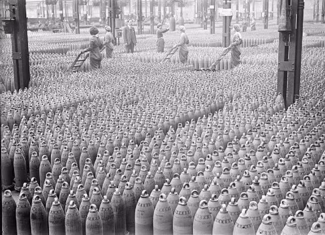 Các nữ công nhân làm việc tại nhà máy sản xuất vũ khí khi những người chồng, cha, con... xông pha trận mạc.