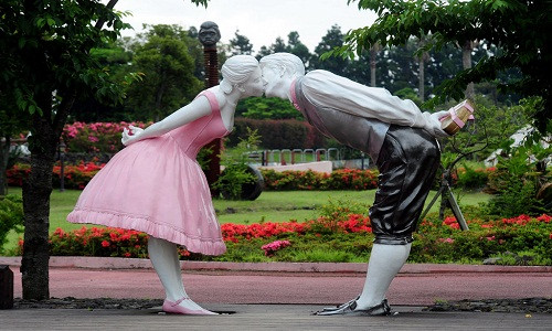 Trong số hơn 140 bức tượng, mỗi bức tượng được bố trí rải rác trong khuôn viên với nhiều tư thế, màu sắc và kích cỡ khác nhau.