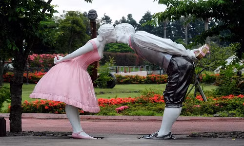 Trong số hơn 140 bức tượng, mỗi bức tượng được bố trí rải rác trong khuôn viên với nhiều tư thế, màu sắc và kích cỡ khác nhau.