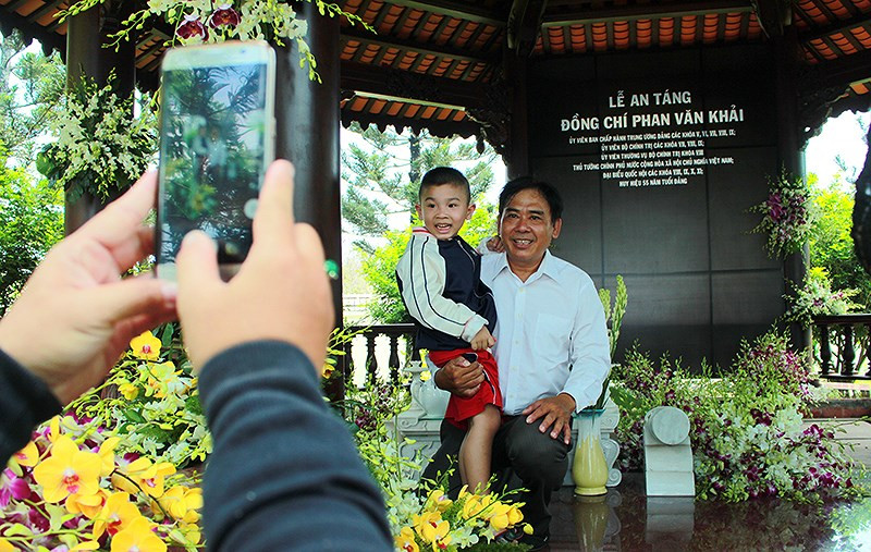 Nhiều người dân tranh thủ lưu lại khoảnh khắc ở nơi mà vị nguyên Thủ tướng sẽ an nghỉ.