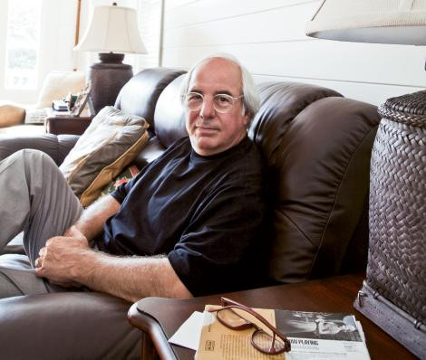 Abagnale thực hiện vụ lừa đảo đầu tiên trong đời bằng cách viết ngân phiếu khống từ một tài khoản ngân hàng.