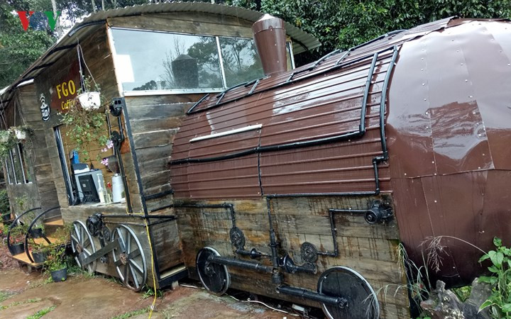 Quán nằm trong khuôn viên của khu du lịch nổi tiếng bậc nhất Đà Lạt, đó là Đường hầm điêu khắc (hay còn gọi là Đường hầm đất đỏ, Làng đất sét,..., trong đó chứa đựng cả một thành phố Đà Lạt thu nhỏ đầy mộng mơ).