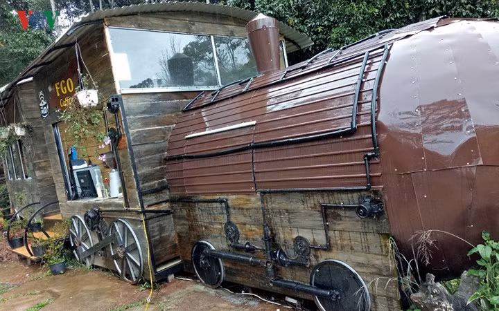 Quán nằm trong khuôn viên của khu du lịch nổi tiếng bậc nhất Đà Lạt, đó là Đường hầm điêu khắc (hay còn gọi là Đường hầm đất đỏ, Làng đất sét,..., trong đó chứa đựng cả một thành phố Đà Lạt thu nhỏ đầy mộng mơ).