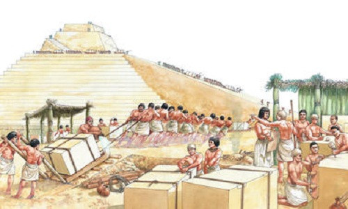 Làm việc cùng với những công nhân có tay nghề cao là sự giúp sức của khoảng 16.000 - 20.000 thợ phụ, phụ trách làm đường dốc, trộn vữa, cung ứng thực phẩm, quần áo, nhiên liệu...