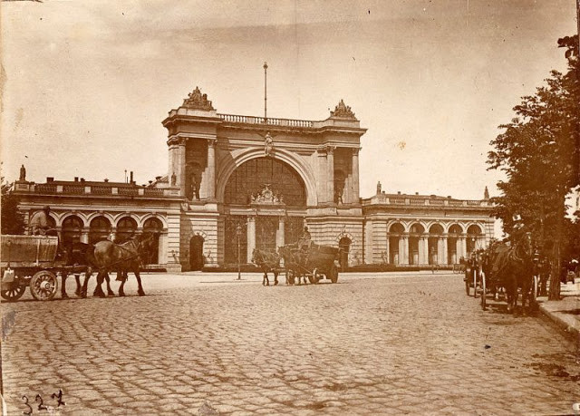 Những cỗ xe ngựa kéo chở khách đến một nhà ga ở Berlin năm 1899.