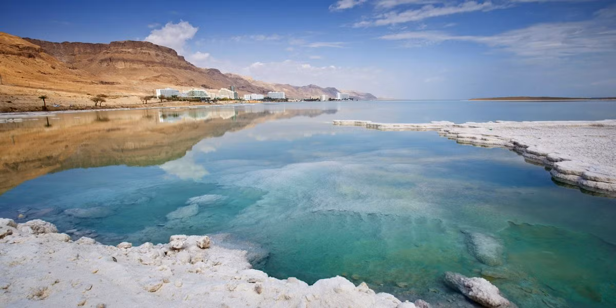 Là một trong những hồ nước mặn nhất thế giới, Biển Chết có nồng độ muối lên tới 33,7%.