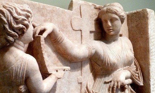 Trên thực tế, máy tính xách tay đầu tiên trên thế giới ra đời từ thập niên 1970. Theo đó, một số người theo thuyết âm mưu cho rằng, laptop đã xuất hiện từ thời Hy Lạp cổ đại.