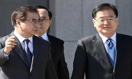 Từ trái sang: Giám đốc Cơ quan Tình báo Quốc gia Suh Hoon và Giám đốc Văn phòng An ninh Quốc gia Chung Eui-yong sẽ có chuyến công du đến Mỹ, Trung Quốc, Nhật Bản và Nga để thông tin về các kết quả đối thoại với Triều Tiên. Ảnh: REUTERS