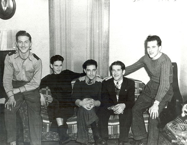 Để tưởng nhớ 5 anh em nhà Sullivan hy sinh năm 1942, Hải quân Mỹ về sau đã lấy tên The Sullivans để đặt tên cho 2 tàu khu trục của lực lượng này.