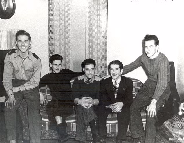 Để tưởng nhớ 5 anh em nhà Sullivan hy sinh năm 1942, Hải quân Mỹ về sau đã lấy tên The Sullivans để đặt tên cho 2 tàu khu trục của lực lượng này.