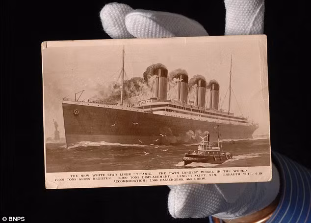 Ban đầu, David Blair là sĩ quan chỉ huy cao cấp thứ 2 trong chuyến hành trình vượt Đại Tây Dương đến New York đầu tiên của tàu Titanic.