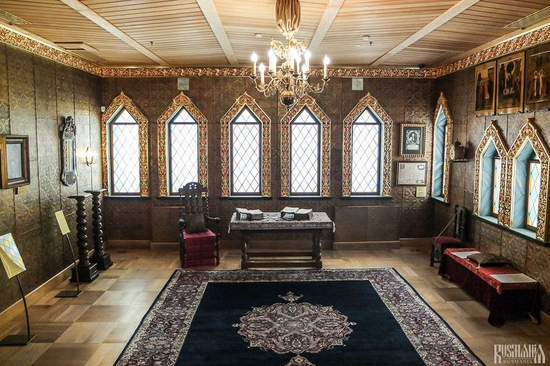 Vì vậy, cung điện Kolomenskoye bị phá hủy và được thay thế bởi một công trình khác xây dựng bằng nguyên liệu đá và gạch.