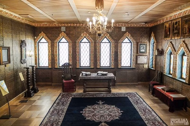 Vì vậy, cung điện Kolomenskoye bị phá hủy và được thay thế bởi một công trình khác xây dựng bằng nguyên liệu đá và gạch.