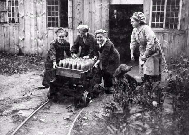 Nữ công nhân cẩn thận vận chuyển vũ khí, tránh làm rơi để không xảy ra sự cố chết chóc.