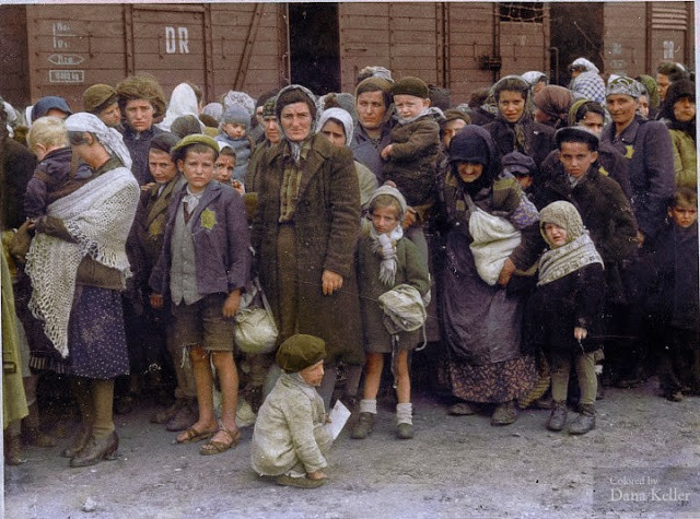 Nhiều phụ nữ và trẻ em Do Thái bị phát xít Đức bắt giữ, đưa đến trại tử thần Auschwitz-Birkenau năm 1944. Hơn 6 triệu người Do Thái, bao gồm cả phụ nữ và trẻ em bị Đức quốc xã tàn sát đẫm máu trong Thế chiến 2.